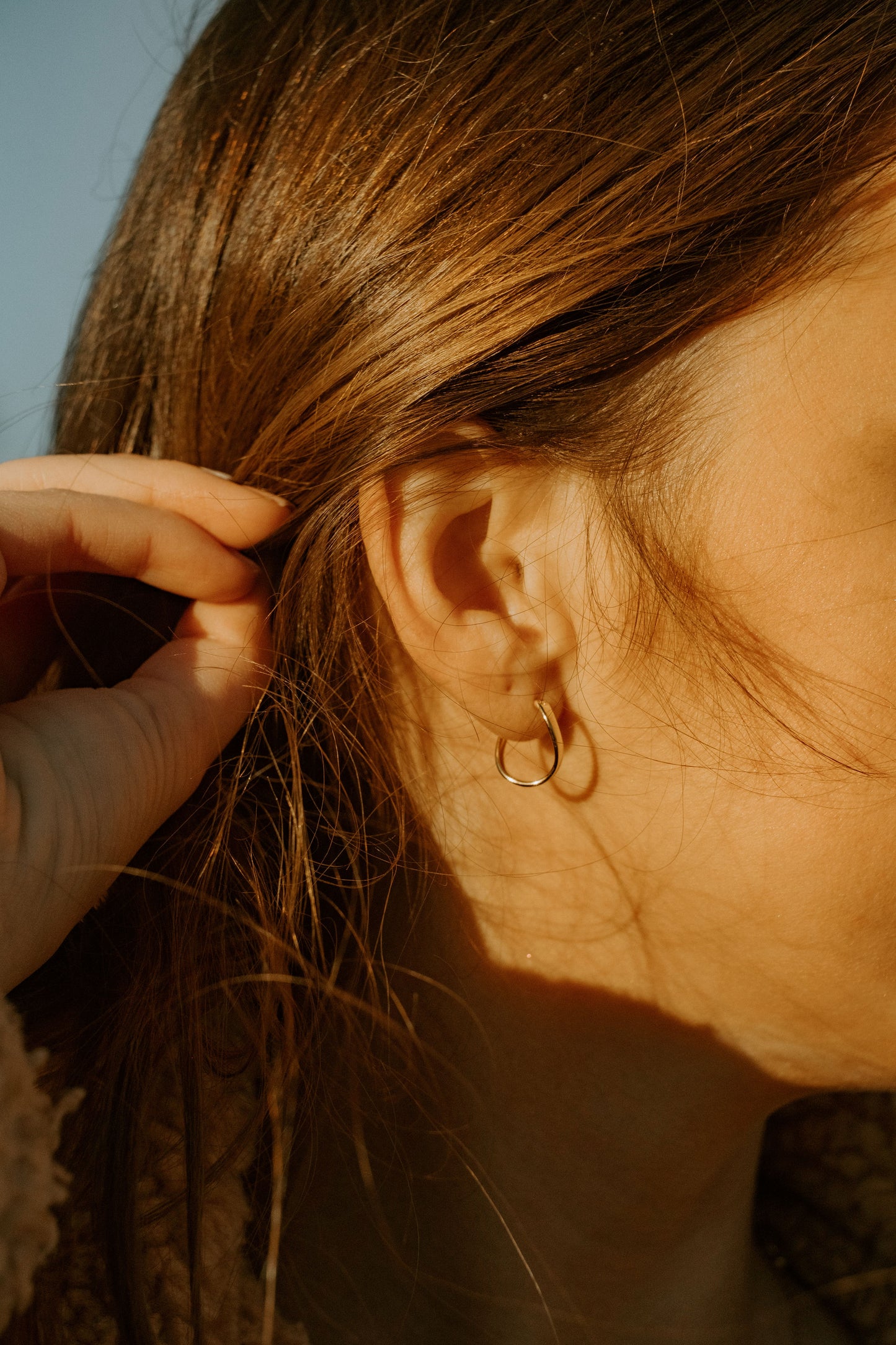 Swaying Curved Hoop Earrings