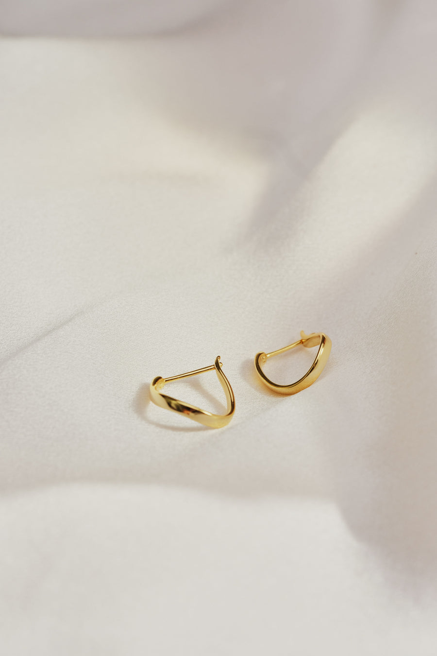 Swaying Curved Hoop Earrings