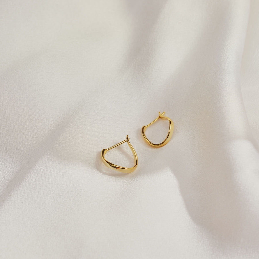 Swaying Curved Hoop Earrings